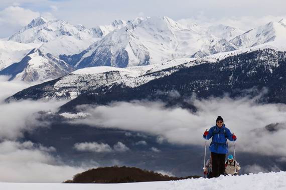 Arrivée sur les crêtes enneigées en Val d'Azun