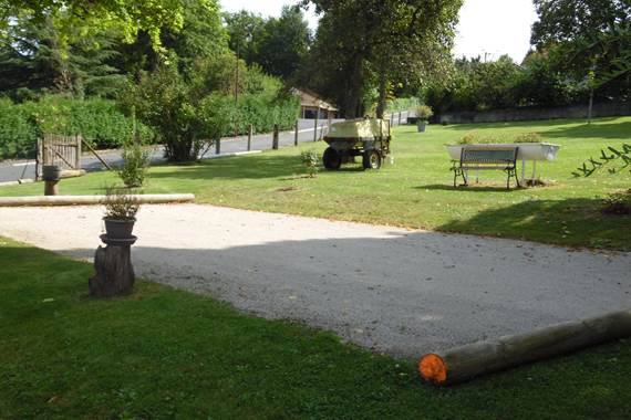 terrain de pétanque à l'intérieur du site