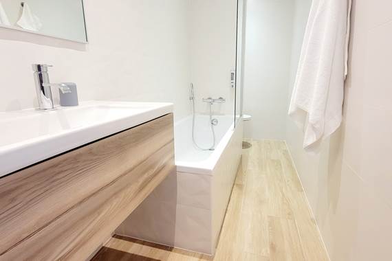 salle-de-bain-baignoire-douche-corse-domaine-cardu