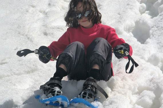 Glissade dans les tobogans de neige naturelle