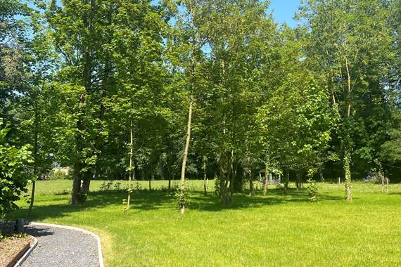 Le chemin du jardin vers les parkings
