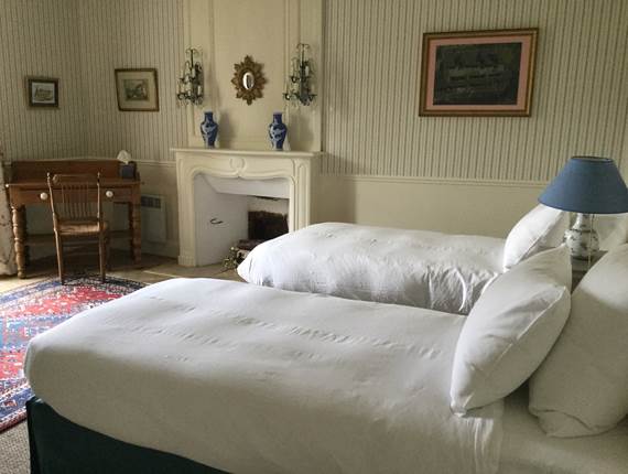 Chambre "Valois", contiguëe à la "bleue", vue sur le parc