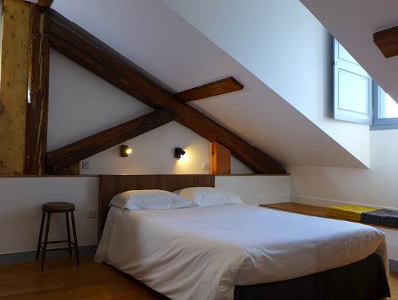 Les Versaillaises "sous les toits" lit