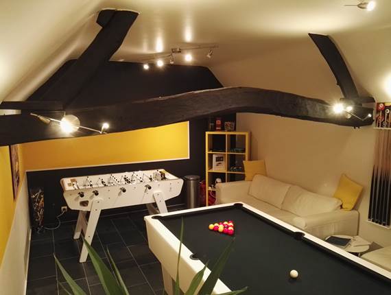 Salle de jeu: billard et baby foot