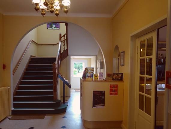 HÔTEL-RESTAURANT-LE-CHEVAL-BLANC-hall-d'entrée