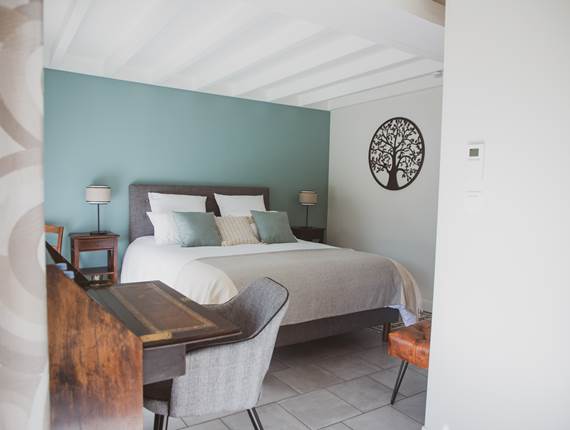 La chambre Tilleul, avec sa vue sur le parc, est l'endroit idéal pour se détendre et profiter du calme de la nature..