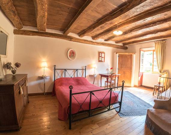 Chambre Familiale Bois avec 1 lit double, 1 lit simple, salle de bain et wc privatifs