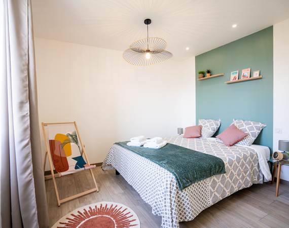 Chambre confortable avec lit queen size