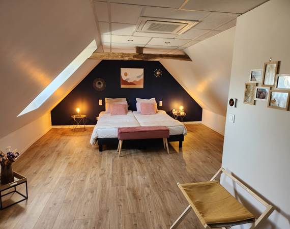 La grande chambre avec deux lits simples