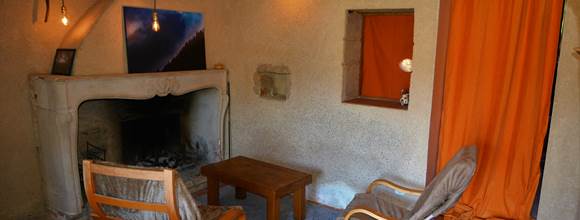Le salon, frais l'été, vous offre un foyer durant la saison d'hiver dans le Jura