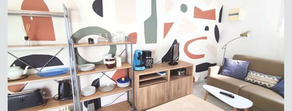 Maison Réthaise 2 – Séjour cosy et graphique Ambiance contemporaine dans un espace bien agencé, parfait pour savourer des moments de détente en centre-ville.