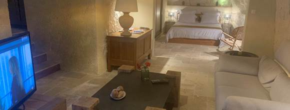 salon-gite-troglodyte-jacuzzi-privatif-couple-touraine