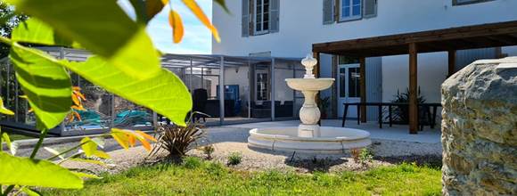 gite-le-lijaly-exterieur-maison-bournezeau-vendee-grande-capacite-famille-vacances.jpg