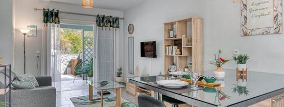 Salon et coin repas de l’appartement Bambou à Hell-Bourg, meublé de tourisme à Salazie, La Réunion.