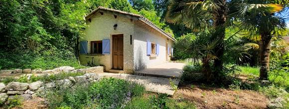 gite-volets-bleus-jardin-lavande-salamandre-lauzerte-quercy-blanc