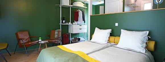 Chambre-double-classique-verte-Hotel-Lodge-La-Petite-Couronne