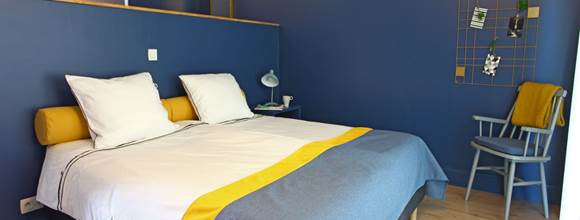 Chambre-double-classique-bleu-Hotel-Lodge-La-Petite-Couronne