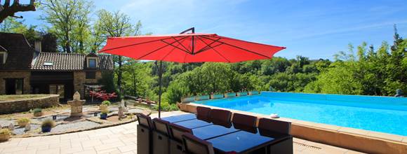 Terrasse et piscine de la Villa Lou Peyrol