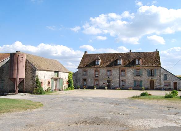 Bâtiment principal. Vue en entrant dans la cour.