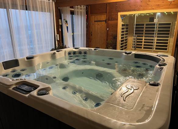 Espace bien-être dans véranda avec Spa (6 places) et Sauna