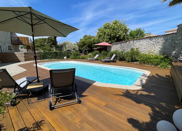 Vue piscine et terrasse La Suite