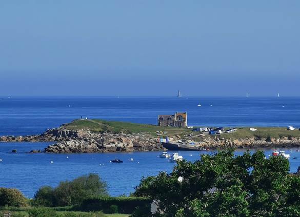 Profitez d’une belle vue mer depuis votre terrasse sur la Baie de Porspaul pour un séjour paisible dans le Finistère