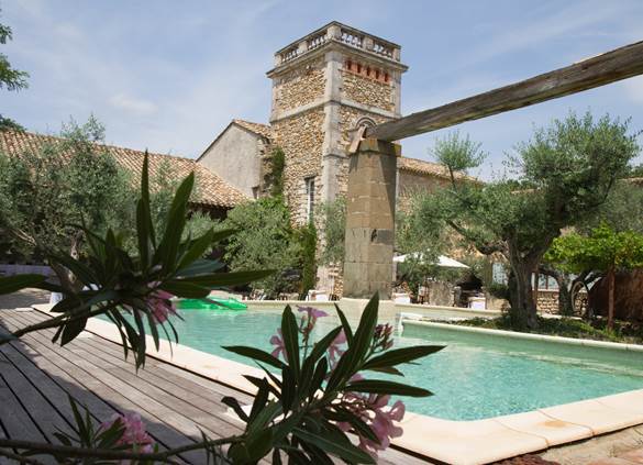piscine privé avec vue sur la tour entouré d olivier centenaire