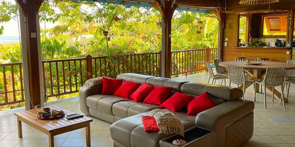 Grand séjour ouvert sur le jardin et la mer