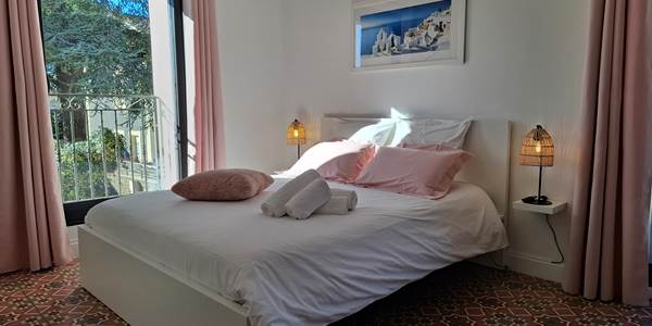 Chambre Pastelle des Gîtes de Monte Blanco près de Pézenas – lit double et décoration douce