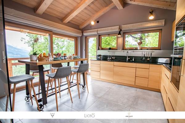 Belle cuisine équipée, semi ouverte