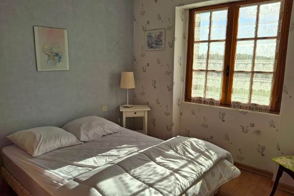 Chambre 1 rdc, lit double, confort et climatisation, rangements et vue sur la nature