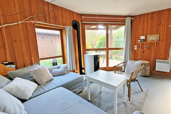 salon-chalet-granit-poele-1