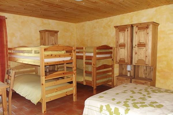 Vue sur la chambre et les lits