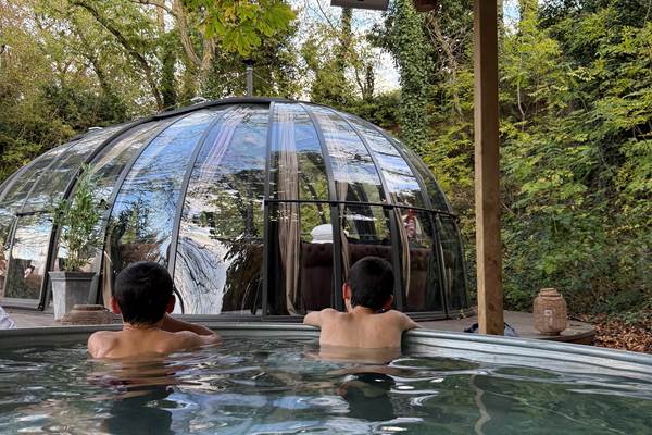 Séjour insolite en bulles en Auvergne, pour couples, amis ou familles.