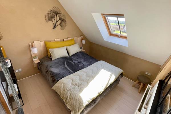 la chambre et son grand lit