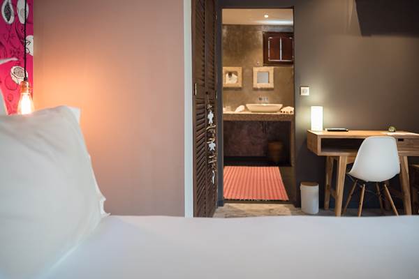 <img src="chemin-de-l-image.jpg" alt="Intérieur de la chambre suite Mayero à l'hôtel de charme La Maison de Clémentine, bureau et espace de travail à Fort-de-France, Martinique" />