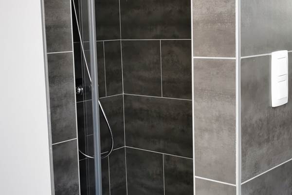 @DenisCloson accès douche depuis la chambre