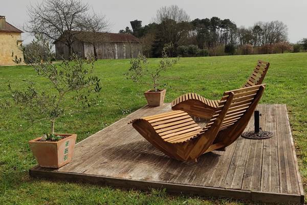 Espace lecture avec vue sur la piscine et sur la bastide de Beaumont du Périgord