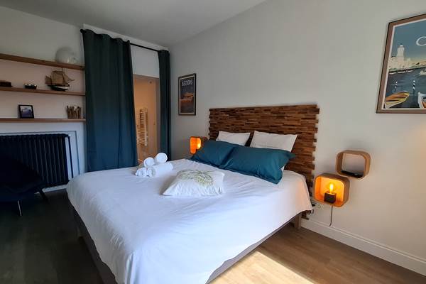 Chambre d’hôtes Bleue avec lit double aux Gîtes de Monte Blanco à Montblanc près de Béziers