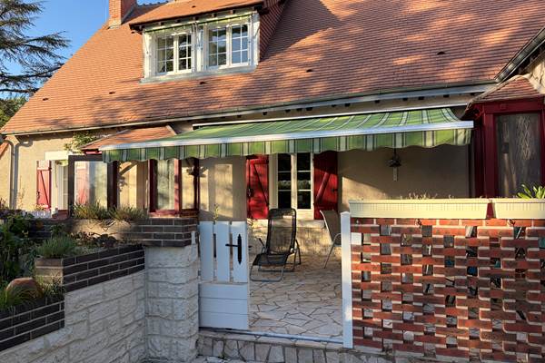 La terrasse avec son grand store banne