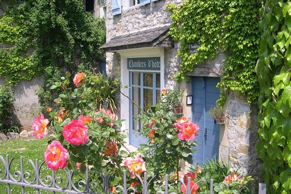 L'entrée avec son jardin fleuri