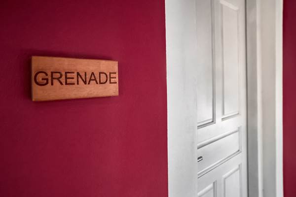 <img src="chemin-de-l-image.jpg" alt="Grande suite Grenade avec lit confortable et vue sur le jardin tropical à l'hôtel de charme La Maison de Clémentine, Fort-de-France, Martinique"