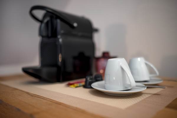 <img src="chemin-de-l-image.jpg" alt="Salle de bain de la suite Grenade avec douche à l’italienne, linge en pur coton de grande qualité, télévision écran plat, mini-bar et machine à café, hôtel La Maison de Clémentine, Fort-de-France, Martinique" />