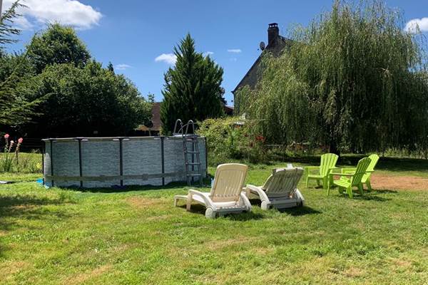 Pool sun loungers provided