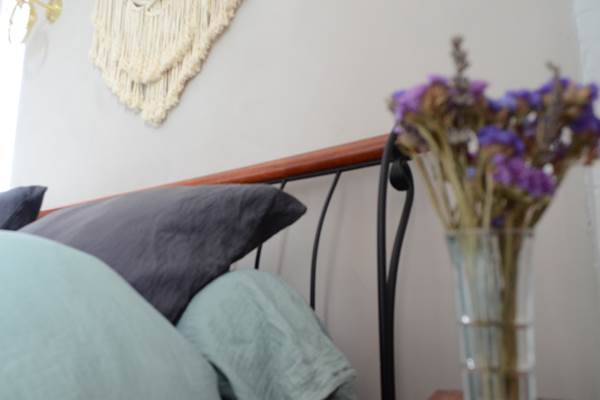 Vue table de nuit chambre Platane