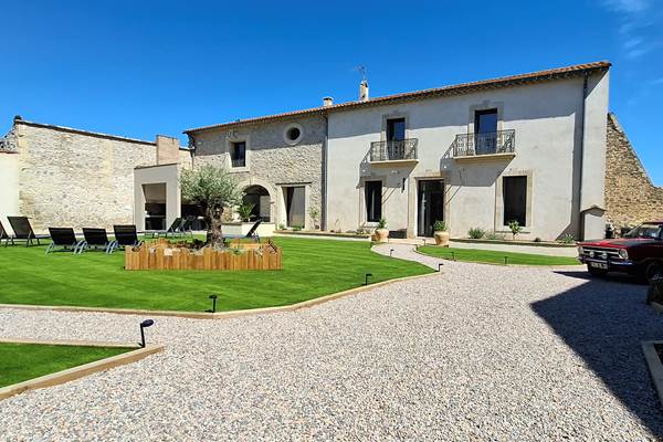 Vue extérieure des Gîtes de Monte Blanco à Montblanc dans l’Hérault, domaine rénové avec jardin, transats et ambiance printanière