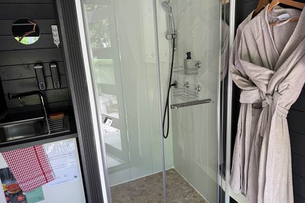 Cuisine et salle de bain privatives pour un séjour tout confort.