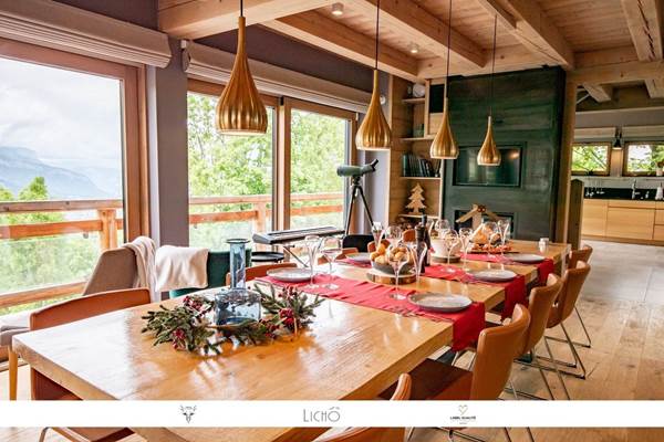 Pièce de vie chaleureuse et lumineuse