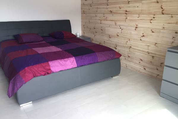lit-king-size-studio-gruyere-sejour-cocooning-montagne-suisse-romantique