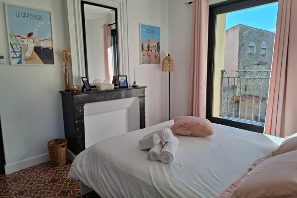 Chambre Pastelle à Montblanc près de Pézenas – vue sur l’extérieur avec porte-fenêtre